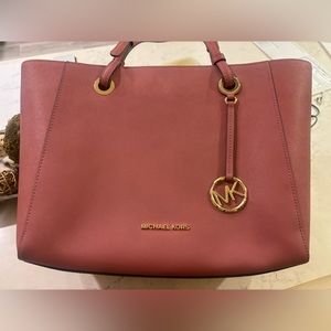 Michael Kors Tote bag with laptop pocket. Dusty pink in color.